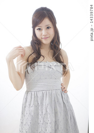 ドレスを着た女性 ドレスを着た女性 14339784
