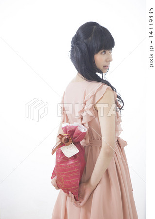 プレゼントを持つ女性 プレゼントを持つ女性 14339835