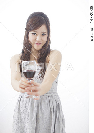 ワインを持つ女性 ワインを持つ女性 14339886