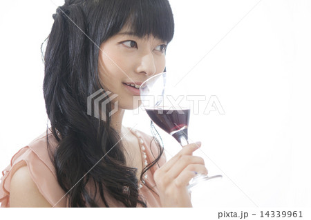 ワインを持つ女性 ワインを持つ女性 14339961