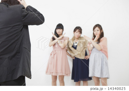 バツを出す女性 14340025