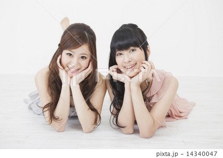 寝転ぶ女性 寝転ぶ女性 14340047