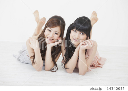 寝転ぶ女性 寝転ぶ女性 14340055