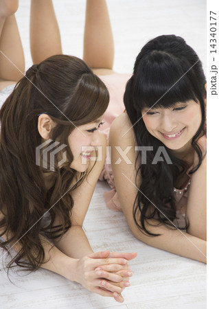 寝転ぶ女性 寝転ぶ女性 14340177