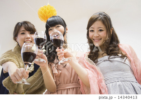 ワインで乾杯する女性 14340413