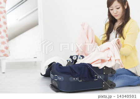 荷造りをする女性 荷造りをする女性 14340501