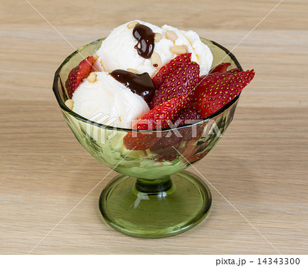 Ice cream with strawberry Ice cream with strawberry 14343300