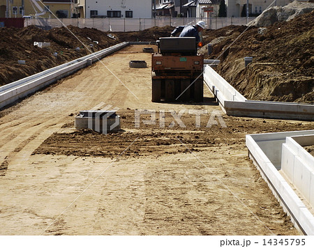 住宅道路の路床を転圧しています 14345795