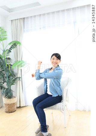 リラックスする女性 14345887