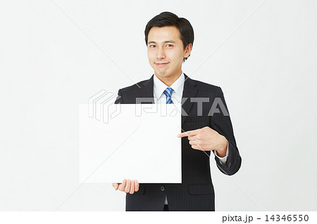 メッセージボードを指差すビジネスマン 14346550