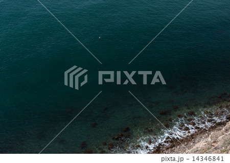 sea ​​wave washes yellow beach of pebbles 14346841