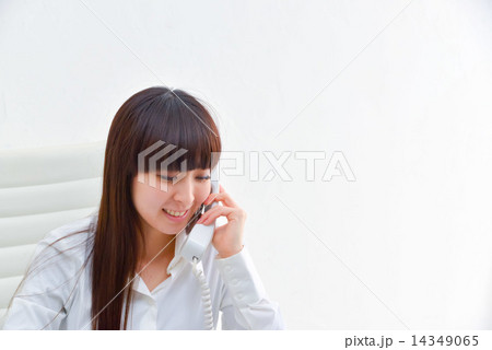 オフィスカジュアル 女性 電話 オフィスカジュアル 女性 電話 14349065