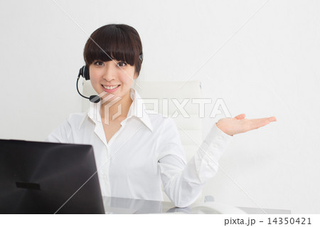案内する女性 14350421