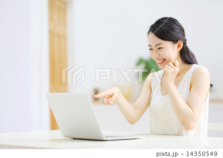 ノートパソコン・若い女性 ノートパソコン・若い女性 14350549