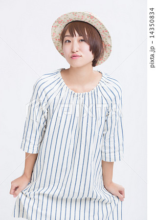 爽やかな夏服を着た女の子 14350834