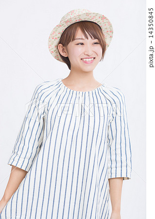 爽やかな夏服を着た女の子 爽やかな夏服を着た女の子 14350845