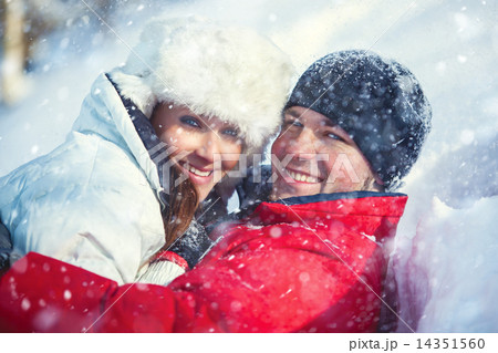 Young couple portrait 14351560