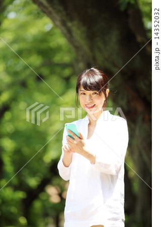 スマートフォン・ミドル女性 スマートフォン・ミドル女性 14352032
