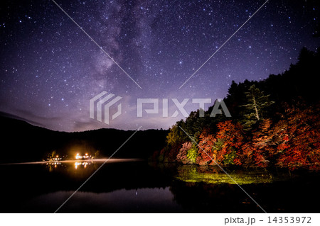 《長野県》白駒池の星空と紅葉と天の川 《長野県》白駒池の星空と紅葉と天の川 14353972