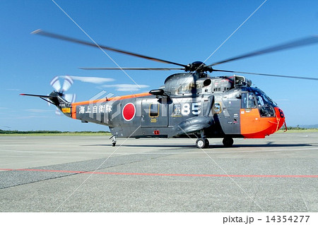 館山航空基地記念祭で記念飛行に向う、南極観測の砕氷艦しらせ搭載で