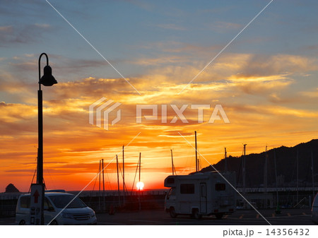 伊東マリンタウンの日の出 14356432