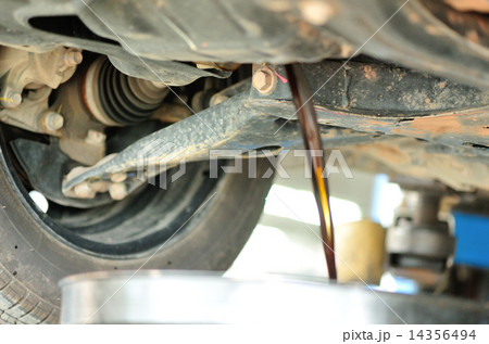 draw off used car engine oil draw off used car engine oil 14356494