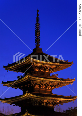 3月京都 法観寺・五重塔(八坂の塔)のライトアップ 3月京都 法観寺・五重塔(八坂の塔)のライトアップ 14358985
