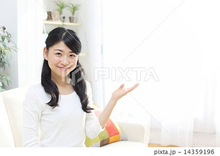 案内をする若い女性 14359196