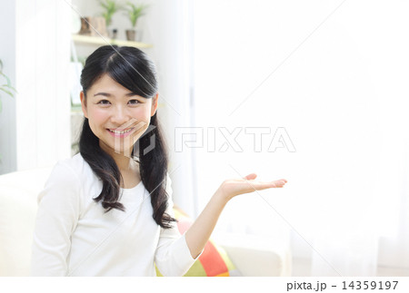 案内をする若い女性 14359197