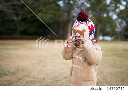 ニット帽で顔を隠す少女 14360752