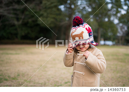 ニット帽で顔を隠す少女 14360753