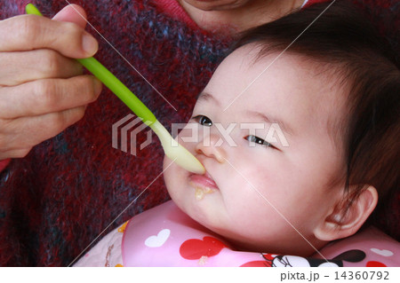 母乳以外の離乳食に挑戦　 14360792