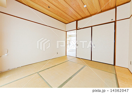 リフォーム前の和室　廃屋　 Japanese-style room interior decoration is under construction 14362047