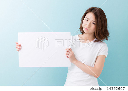 ホワイトボードを持つ女性 14362607
