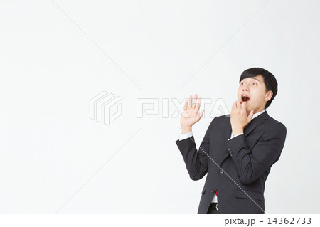 驚くビジネスマン 14362733