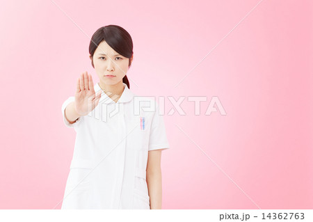 制止するナース 14362763