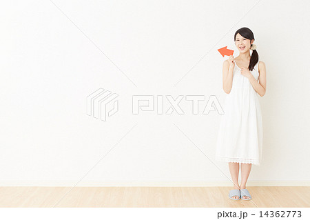 部屋で矢印で指す女性 14362773