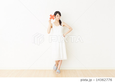 部屋でバツ印を持つ女性 14362776