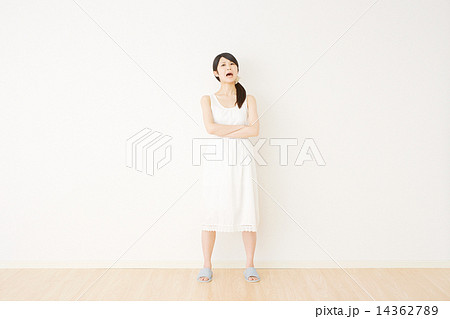 部屋で怒る女性 14362789