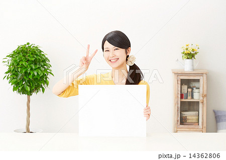 メッセージボードを持ってピースサインする女性 メッセージボードを持ってピースサインする女性 14362806