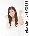 ガッツポーズする女性 14363466