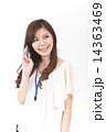 電話する若い女性 14363469