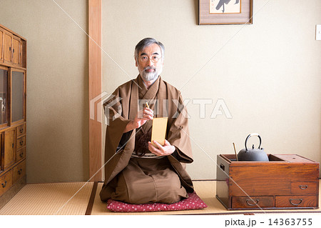 シニアの男性(着物) シニアの男性(着物) 14363755