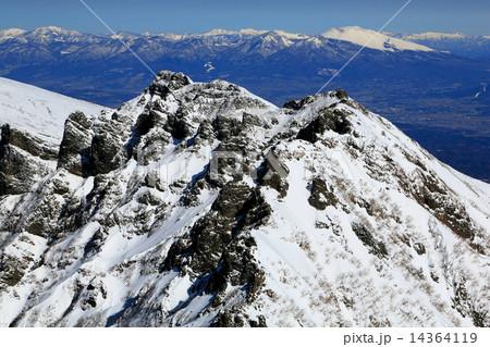 赤岳山頂から見る八ヶ岳連峰・横岳と浅間山 14364119