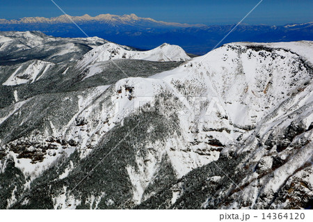 八ヶ岳連峰・赤岳山頂から硫黄岳・天狗岳方面と妙高・火打山遠望 14364120