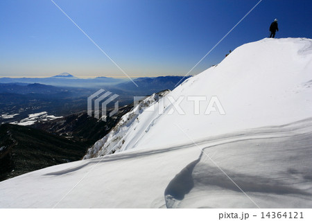 八ヶ岳連峰・赤岳山頂の雪稜と富士山 八ヶ岳連峰・赤岳山頂の雪稜と富士山 14364121