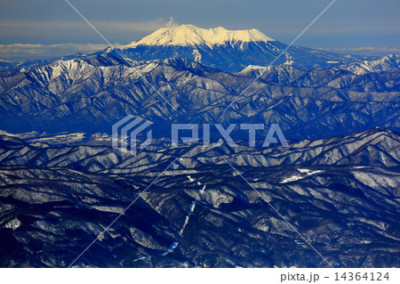 八ヶ岳連峰・赤岳山頂から噴煙上がる御嶽遠望 14364124
