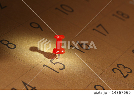 カレンダーとプッシュピン 14367669