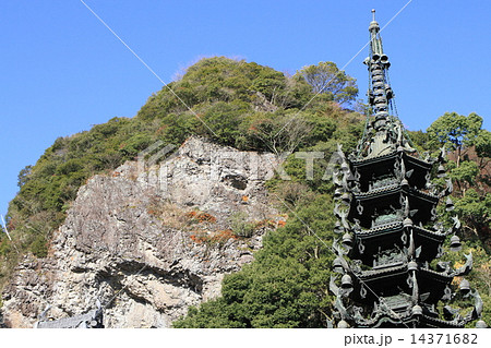 奈良県生駒市にある真言律宗の大本山「宝山寺の朝日宝塔」 14371682