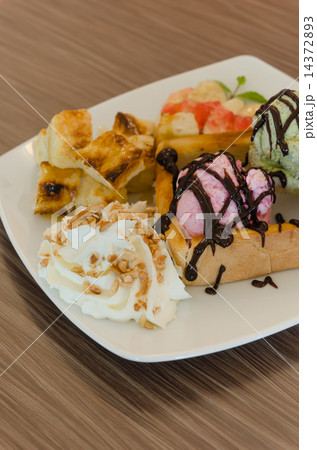 Honey toast and ice cream 14372893
